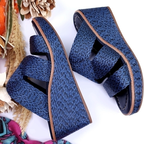 Bernardo Luxury Brand Blue Platform Wedge Sz 7m - Picture 1 of 10
